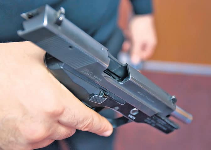 Народ се масовно жали да их полиција разоружава и отима приватну имовину!