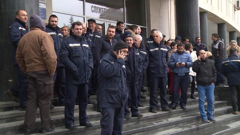 СУСПЕНЗИЈЕ ЗА 5.000 РАДНИКА Штрајкачима забрањен улаз у поште, наређено избацивање СУСПЕНЗИЈЕ ЗА 5.000 РАДНИКА Штрајкачима забрањен улаз у поште, наређено избацивање