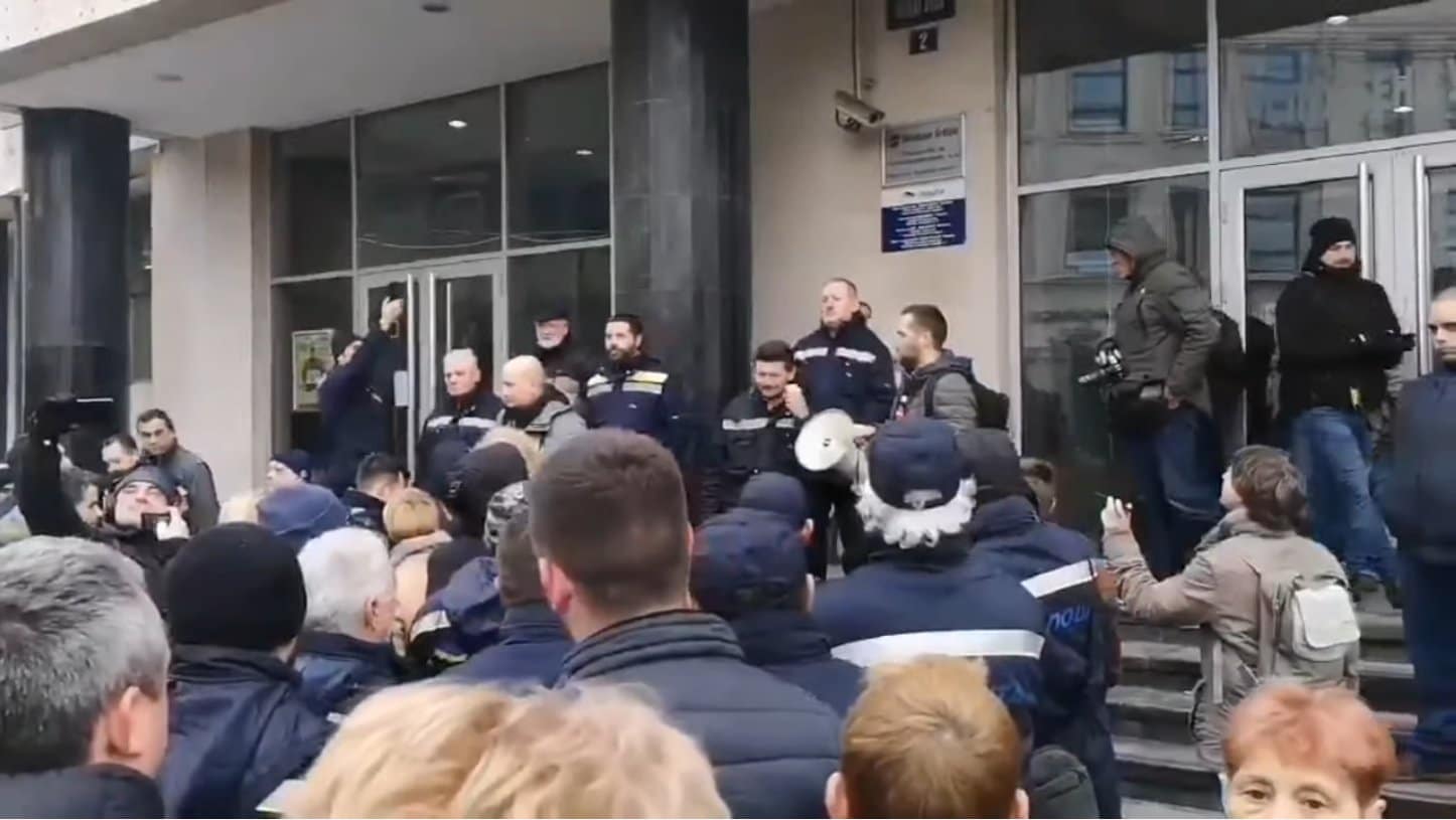 СРБИЈА СТАЈЕ! Поштари позивају све грађане на генерални штрајк (видео) СРБИЈА СТАЈЕ! Поштари позивају све грађане на генерални штрајк (видео)