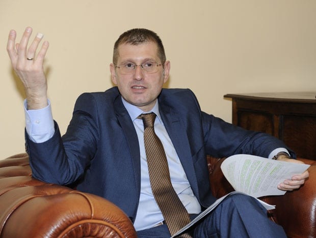 Ребићу, много лупеташ а од полиције си направио јазбину ботова и дупеувлакача што се веома лепо види на терену Ребићу, много лупеташ а од полиције си направио јазбину ботова и дупеувлакача што се веома лепо види на терену