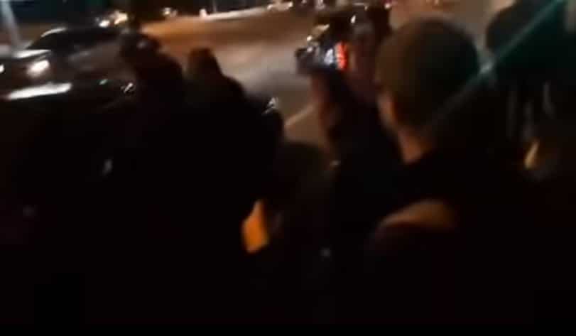 Подгоричани на улици пресрели ауто Миловог брата: Добро ће запамтити њихово скандирање (видео) Подгоричани на улици пресрели ауто Миловог брата: Добро ће запамтити њихово скандирање (видео)