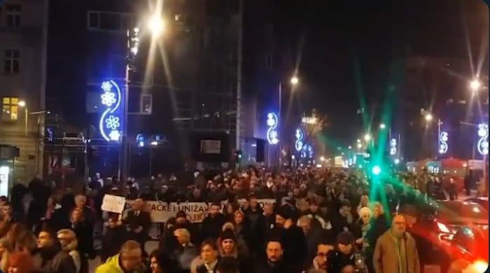 НАЈМАСОВНИЈИ ПРОТЕСТ ОВЕ ЈЕСЕНИ На улицама Београда 20.000 људи (видео) НАЈМАСОВНИЈИ ПРОТЕСТ ОВЕ ЈЕСЕНИ На улицама Београда 20.000 људи (видео)