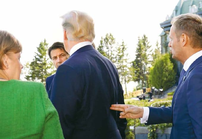 НАЈАВЉУЈЕ МУ АТЕНТАТ? Доналд Туск уперио пиштољ у леђа Трампу, као да ће га убити! НАЈАВЉУЈЕ МУ АТЕНТАТ? Доналд Туск уперио пиштољ у леђа Трампу, као да ће га убити!
