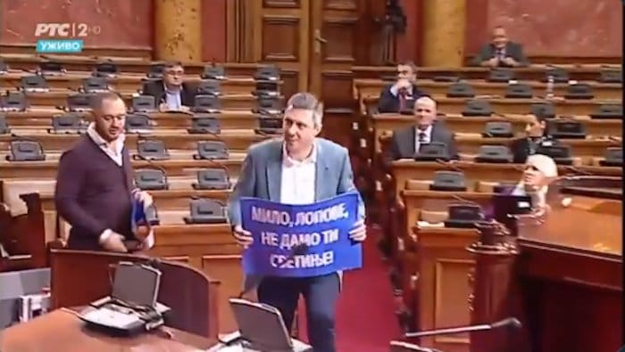 Шеф посланичке групе напредњака брани зликовца и изрода Мила Ђукановића у тзв. српској скупштини (видео) Шеф посланичке групе напредњака брани зликовца и изрода Мила Ђукановића у тзв. српској скупштини (видео)