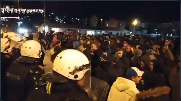 Подгорица: Погледајте како су Милови сатанисти напали Православни храм и вернике (видео) Подгорица: Погледајте како су Милови сатанисти напали Православни храм и вернике (видео)