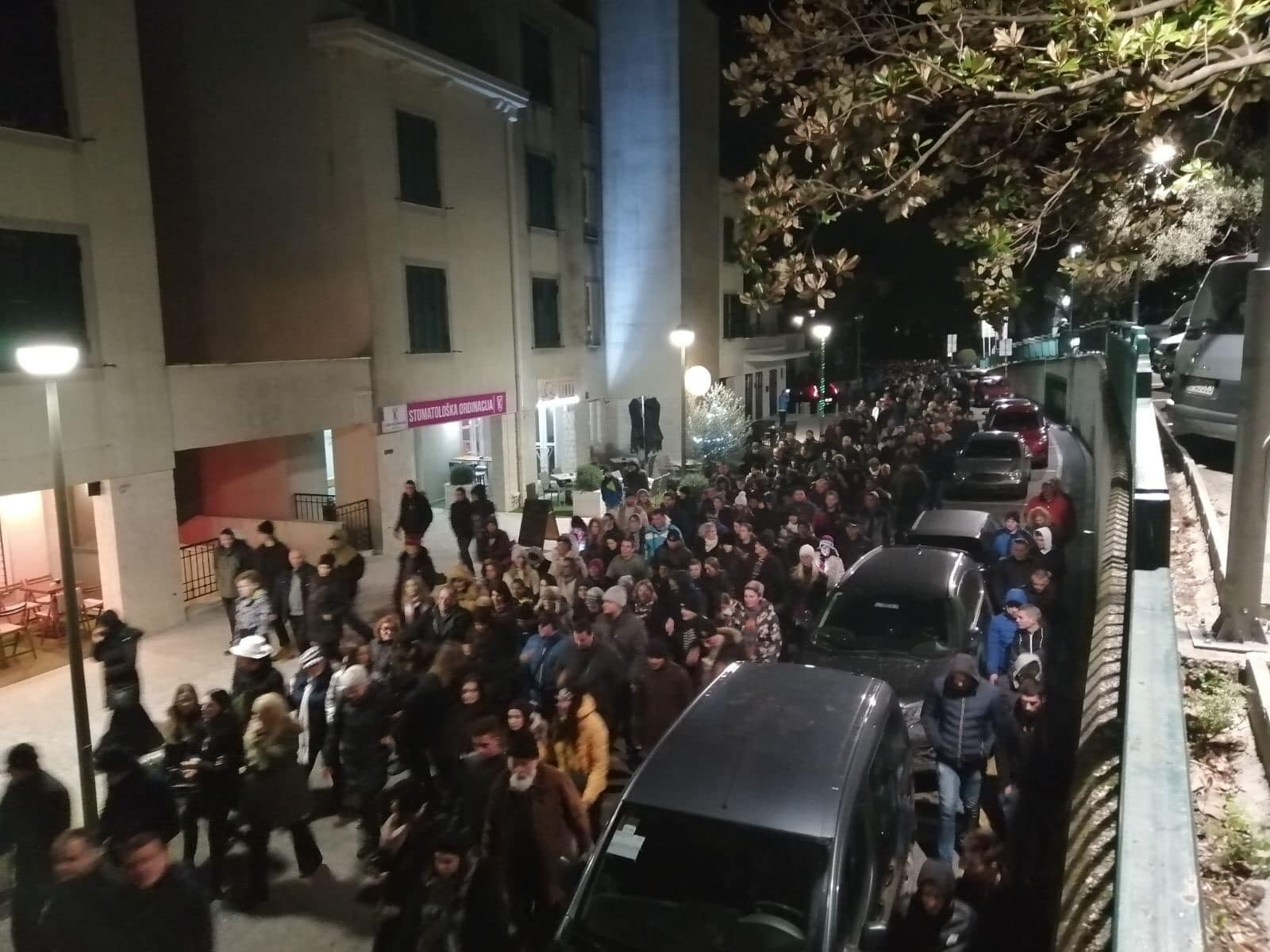 Хиљаде људи на протестима у Црној Гори: Полицајци бежали пред демонстрантима у Зети (фото, видео) Хиљаде људи на протестима у Црној Гори: Полицајци бежали пред демонстрантима у Зети (фото, видео)