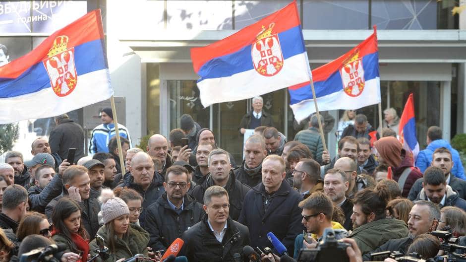СЗС блокирао улазе у РТС, обећавају да неће бити насиља нити покушаја упада СЗС блокирао улазе у РТС, обећавају да неће бити насиља нити покушаја упада