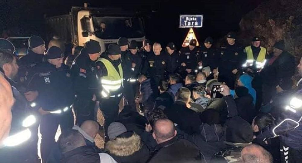 Блокаде путева широм Црне Горе: Народ пева „Ој, Косово, Косово“ (видео) Блокаде путева широм Црне Горе: Народ пева „Ој, Косово, Косово“ (видео)