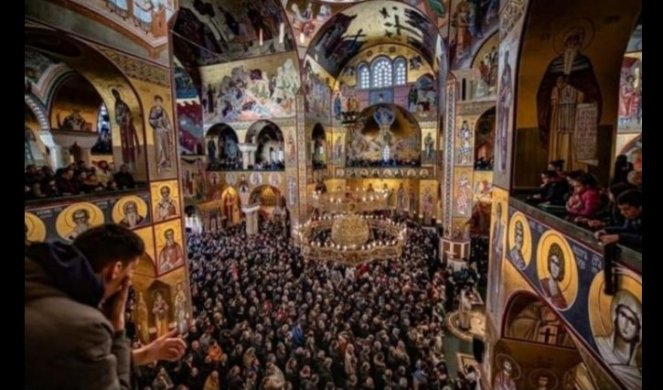 Срби Црне Горе све се масовније окупљају у храмовима и на улицама црногорских градова (фото, видео) Срби Црне Горе све се масовније окупљају у храмовима и на улицама црногорских градова (фото, видео)