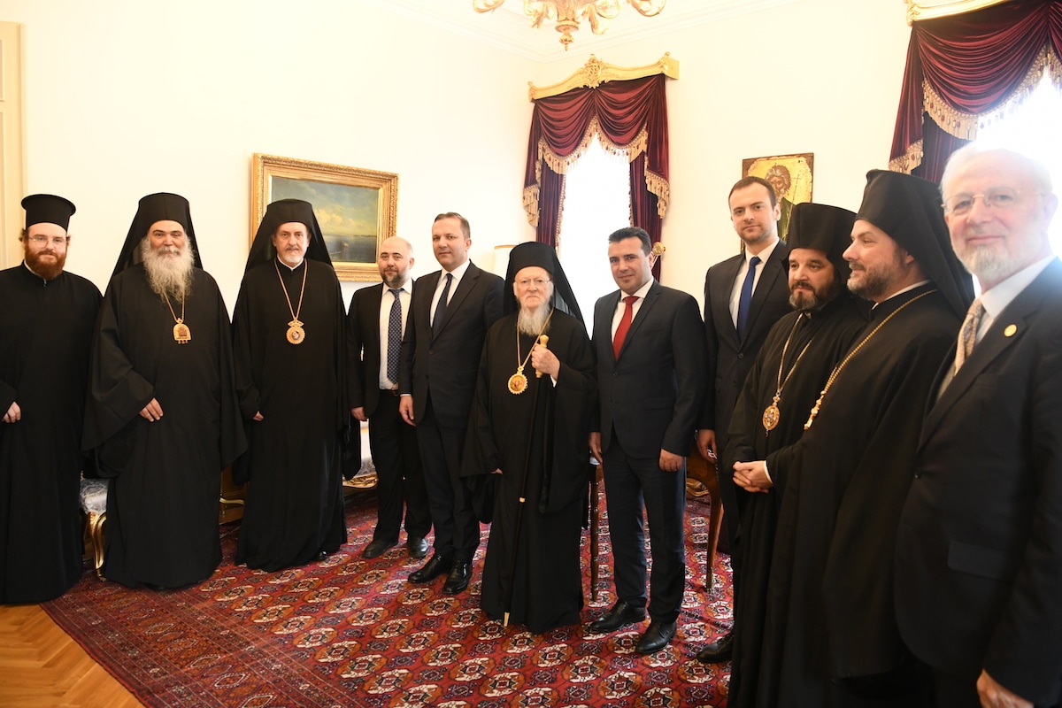 Васељенски патријарх и Грчка црква поново забадају нос у интерне српске послове Васељенски патријарх и Грчка црква поново забадају нос у интерне српске послове