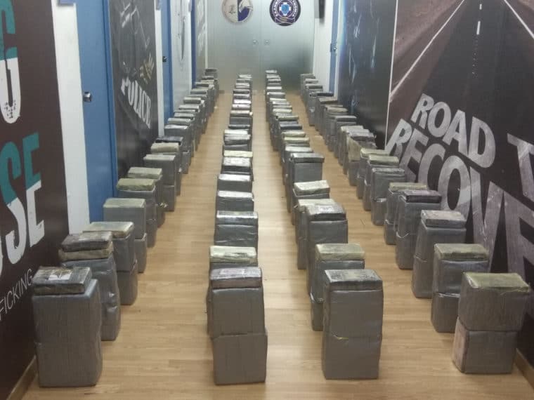Грчка: Заплењено 1,18 тона кокаина, 8 ухапшених, већина Албанци Грчка: Заплењено 1,18 тона кокаина, 8 ухапшених, већина Албанци