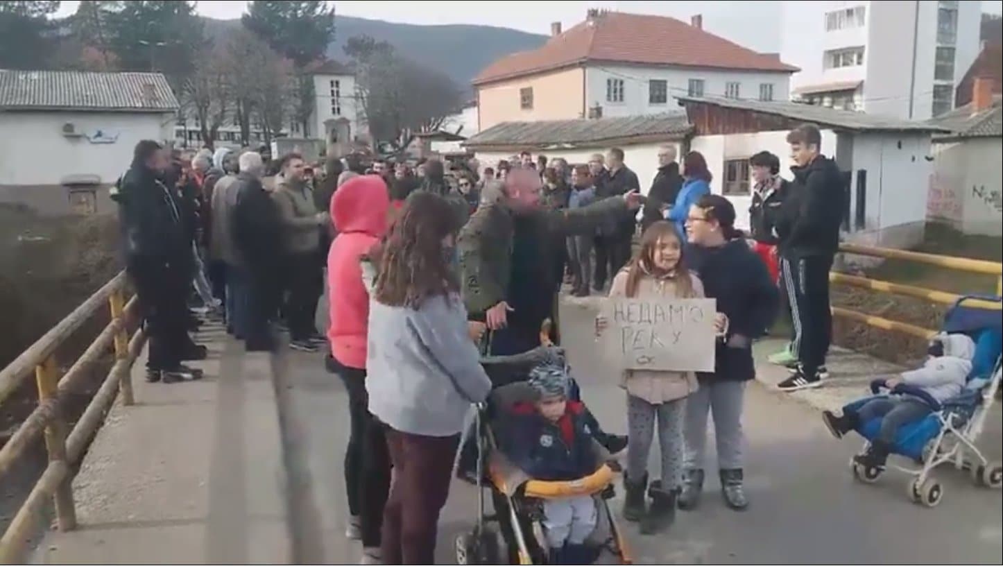Мештани стали у одбрану реке: Протест због изградње мини хидроцентрала у селу Злот (видео) Мештани стали у одбрану реке: Протест због изградње мини хидроцентрала у селу Злот (видео)