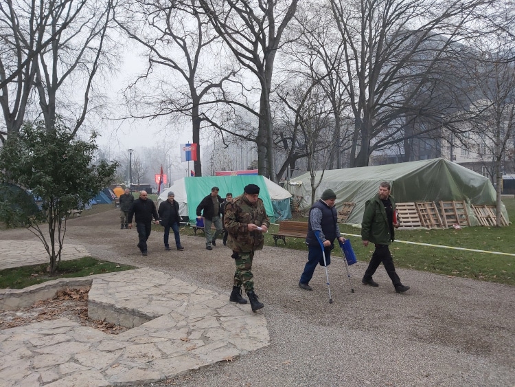 Вучић после 103 дана протеста коначно примио ветеране из Пионирског парка Вучић после 103 дана протеста коначно примио ветеране из Пионирског парка