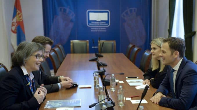 Британија сутра излази из ЕУ а наставља да подржава пут Србије у ЕУ?! Много је куме... Британија сутра излази из ЕУ а наставља да подржава пут Србије у ЕУ?! Много је куме...