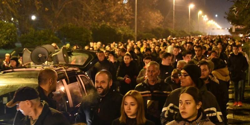 Бескрајна ријека људи и вечерас у Бару: Ово нико зауставити неће, Црној Гори се дешава народ (видео) Бескрајна ријека људи и вечерас у Бару: Ово нико зауставити неће, Црној Гори се дешава народ (видео)