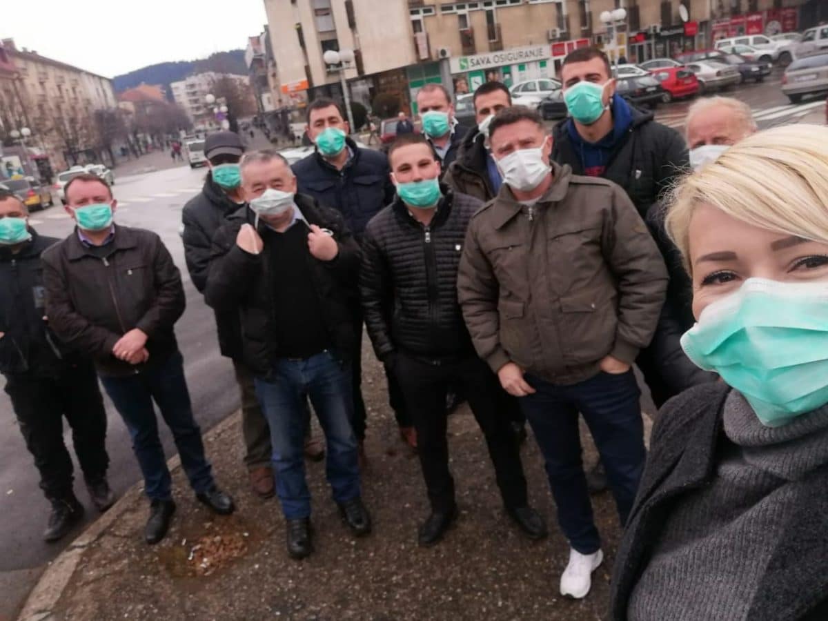 Ненасилан протест Беранаца поводом посјете Ђукановића: „Градом се шири смрад“ Ненасилан протест Беранаца поводом посјете Ђукановића: „Градом се шири смрад“