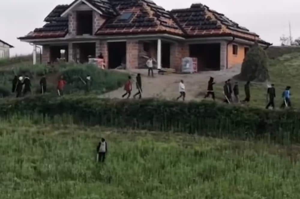 ЗАБРАЊЕНА ЗОНА НА БАЛKАНУ: Мигранти линчују шипкама, полиција признала не можемо да се изборимо! (видео) ЗАБРАЊЕНА ЗОНА НА БАЛKАНУ: Мигранти линчују шипкама, полиција признала не можемо да се изборимо! (видео)