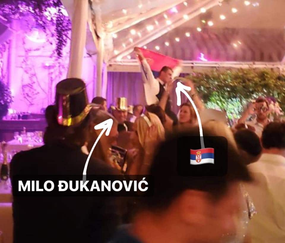 Мило Ђукановић побегао са дочека Нове године у Мајамију јер је поред њега развијена српска застава Мило Ђукановић побегао са дочека Нове године у Мајамију јер је поред њега развијена српска застава