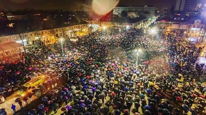 МИЛО ПУКАО КАО ЗВЕЧКА У РОДНОМ ГРАДУ! Милогорци хтели да спрече литију, али стигао бруталан одговор! МИЛО ПУКАО КАО ЗВЕЧКА У РОДНОМ ГРАДУ! Милогорци хтели да спрече литију, али стигао бруталан одговор!