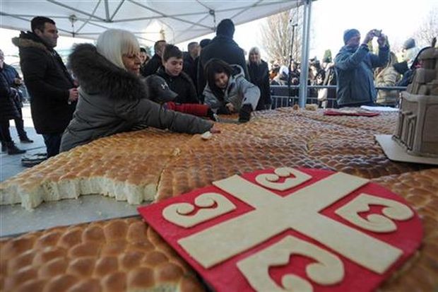 Из чеснице код Храма малишани извукли 33 златника Из чеснице код Храма малишани извукли 33 златника