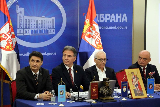 Вучић активира режимлије како би са њима покрио протест ветерана који траје већ 122 дана у Београду Вучић активира режимлије како би са њима покрио протест ветерана који траје већ 122 дана у Београду