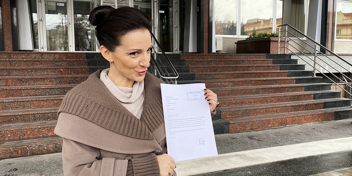 Тепић предала Тужилаштву материјале о пљачки војне индустрије у коју је умешан државни врх (видео) Тепић предала Тужилаштву материјале о пљачки војне индустрије у коју је умешан државни врх (видео)