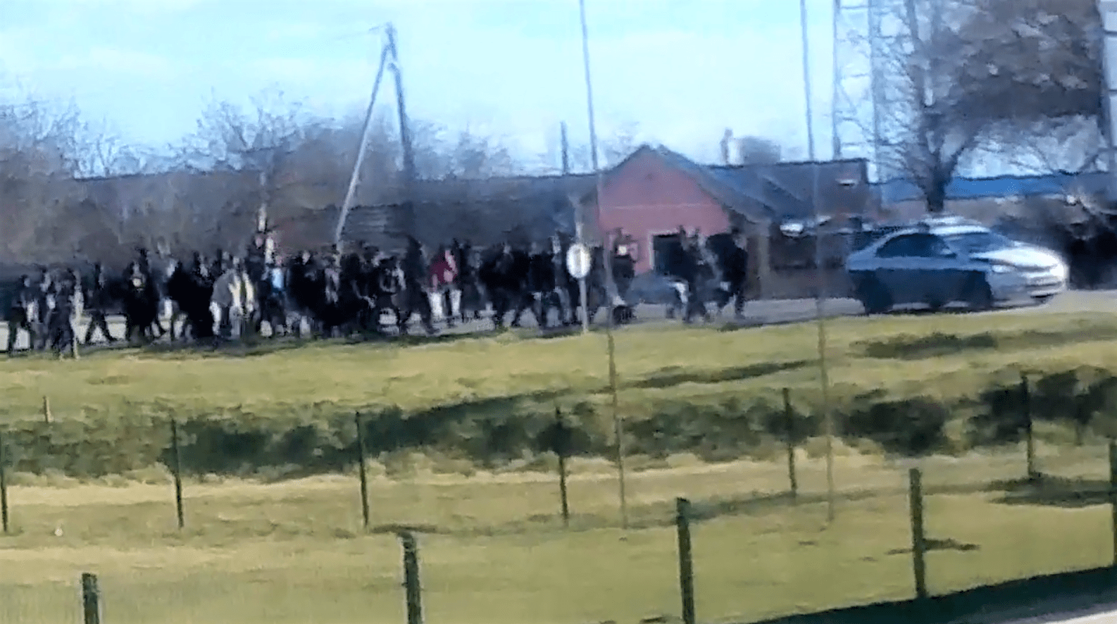 БАНАТ НА УДАРУ: Kолона миграната уз заштиту полиције ушла у село, наше становништво у шоку! (видео) БАНАТ НА УДАРУ: Kолона миграната уз заштиту полиције ушла у село, наше становништво у шоку! (видео)