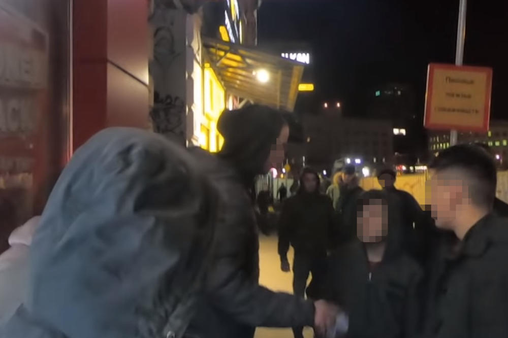 НАРОДНЕ ПАТРОЛЕ У ЦЕНТРУ БГ: Деле мигрантима памфлете и забрањују кретање ноћу! (видео) НАРОДНЕ ПАТРОЛЕ У ЦЕНТРУ БГ: Деле мигрантима памфлете и забрањују кретање ноћу! (видео)