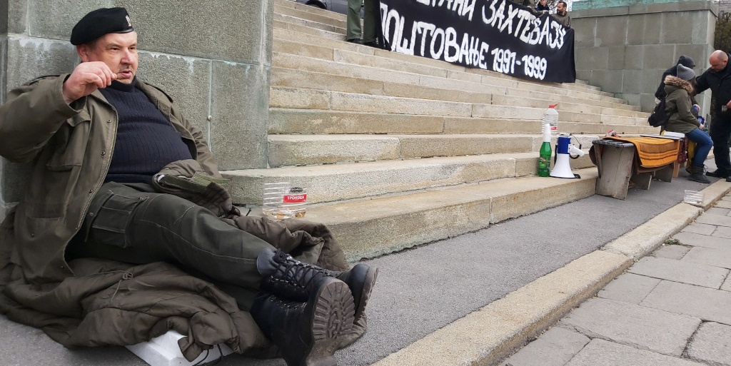 Београд: Прослављени српски ратни војни ветерани спавају испред Народне скупштине Београд: Прослављени српски ратни војни ветерани спавају испред Народне скупштине