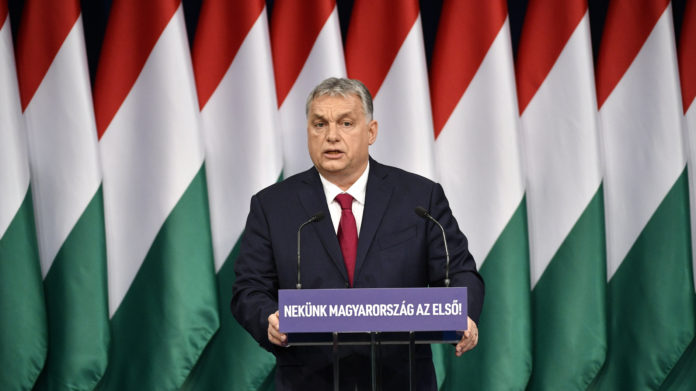 Орбан шокирао свет: “Престаните да лажете, миграције су организована инвазија на Европу, долазе само војно способни мушкарци” Орбан шокирао свет: “Престаните да лажете, миграције су организована инвазија на Европу, долазе само војно способни мушкарци”