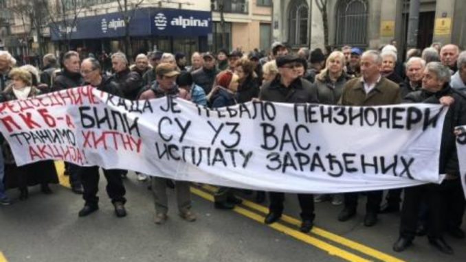 Пензионери и бивши радници ПKБ прете блокадом Београда ако им држава не исплати надокнаду за акције Пензионери и бивши радници ПKБ прете блокадом Београда ако им држава не исплати надокнаду за акције