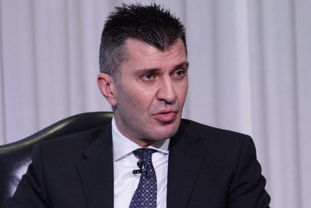 Овој смрдибуби требали сте кабинет да напуните са пробушеним куртонима јер за боље није Овој смрдибуби требали сте кабинет да напуните са пробушеним куртонима јер за боље није