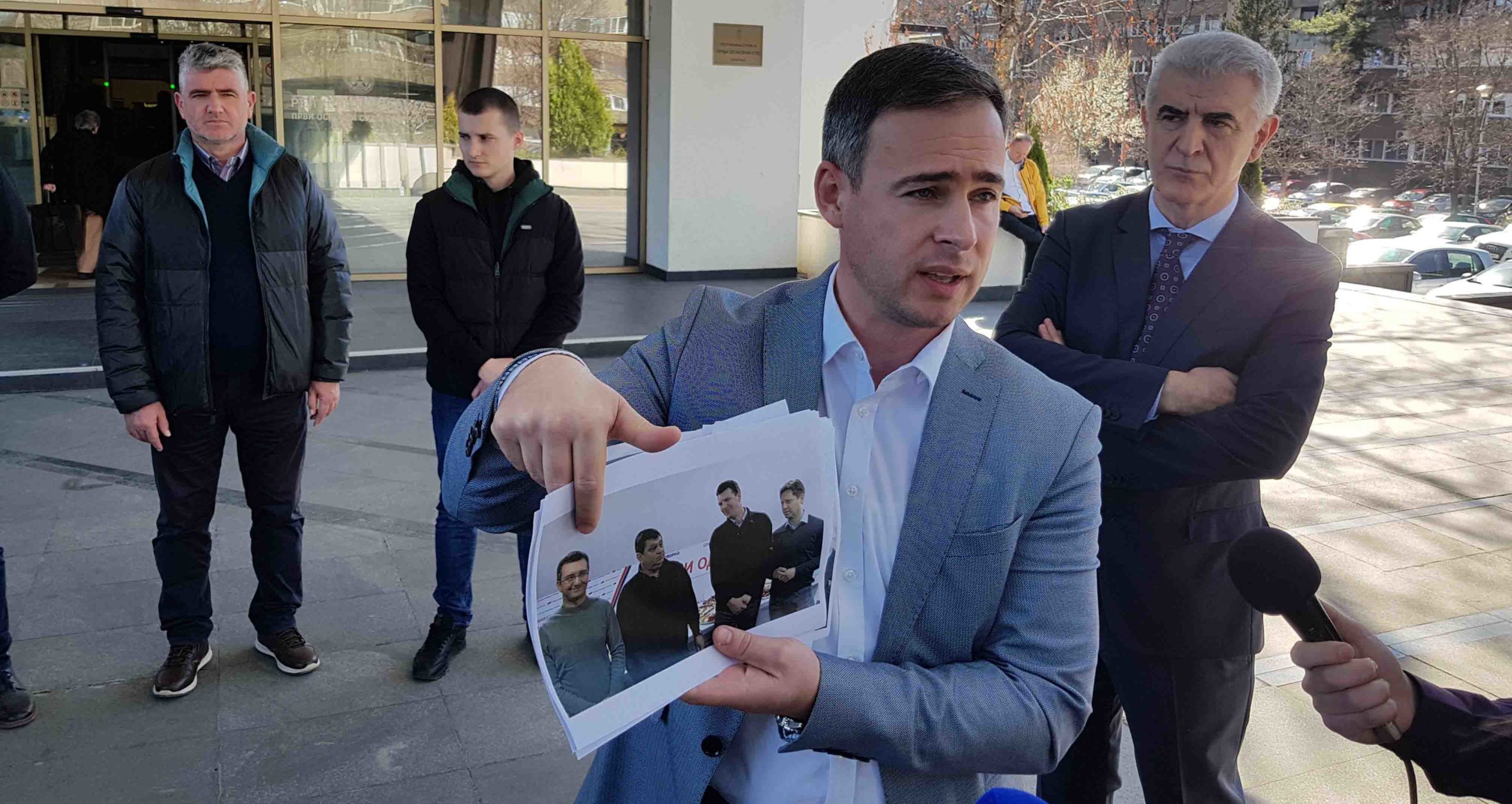 "Слика показује повезаност Андреја Вучића и фарме марихуане Јовањица" "Слика показује повезаност Андреја Вучића и фарме марихуане Јовањица"
