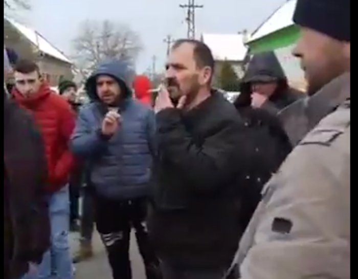 Масован протест народа у Делиблату због насељавања миграната у њиховом крају (видео) Масован протест народа у Делиблату због насељавања миграната у њиховом крају (видео)