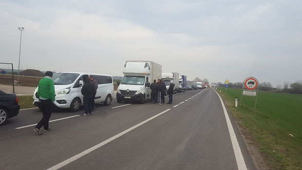 Срби данима ЗАРОБЉЕНИ на аустријско-мађарској граници: 36 људи без хране и лекова, трудница се СМРЗАВА на минус шест (фото, видео) Срби данима ЗАРОБЉЕНИ на аустријско-мађарској граници: 36 људи без хране и лекова, трудница се СМРЗАВА на минус шест (фото, видео)