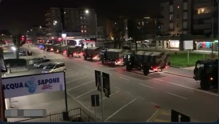 Драма у Италији, војска износи тела преминулих из Бергама (видео) Драма у Италији, војска износи тела преминулих из Бергама (видео)