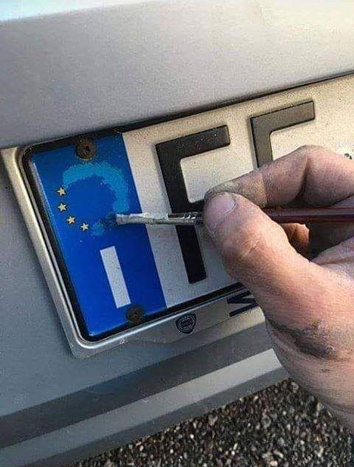 Италијани почели да префарбавају звездице ЕУ на таблицама својих аутомобила