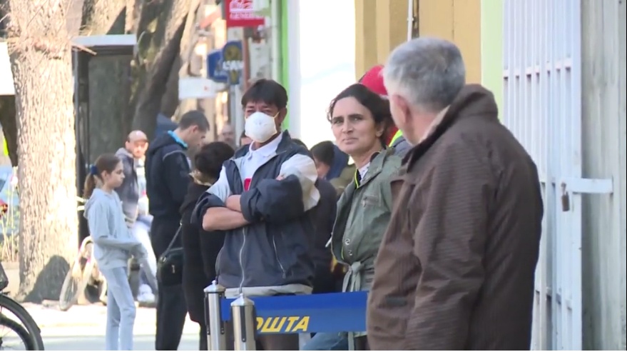 Гужва испред поште у Kикинди, полиција са разгласа упозоравала грађане Гужва испред поште у Kикинди, полиција са разгласа упозоравала грађане