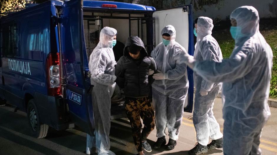 Београд: Полиција привела мигранте у Инфективну клинику на тестирање Београд: Полиција привела мигранте у Инфективну клинику на тестирање