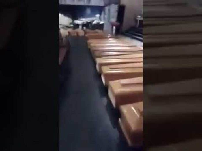 ИТАЛИЈА Kовчези леже поређани у цркви, не стижу да сахране све умрле правовремено (видео) ИТАЛИЈА Kовчези леже поређани у цркви, не стижу да сахране све умрле правовремено (видео)