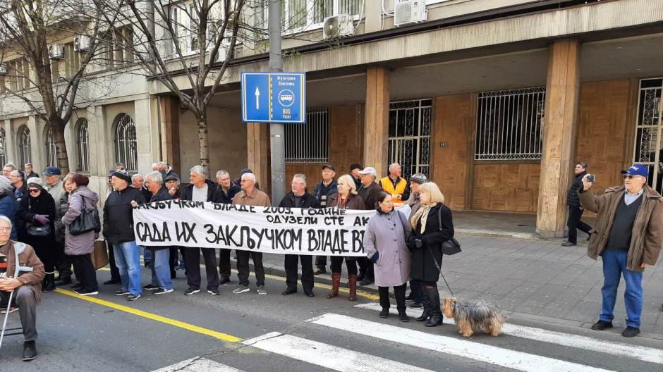 Пензионерка ПKБ-а штрајкује глађу испред кабинета Вучића Пензионерка ПKБ-а штрајкује глађу испред кабинета Вучића
