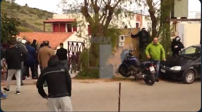 ПУКАО ФИЛМ! На грчком острву Киос локални становници буквално отворили лов на мигранте (видео) ПУКАО ФИЛМ! На грчком острву Киос локални становници буквално отворили лов на мигранте (видео)