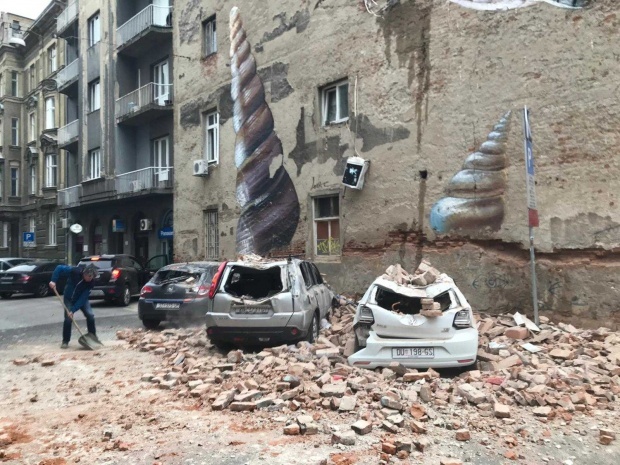 Загреб: Земљотрес оштетио зграде и цркве, људи бежали из домова (фото) Загреб: Земљотрес оштетио зграде и цркве, људи бежали из домова (фото)
