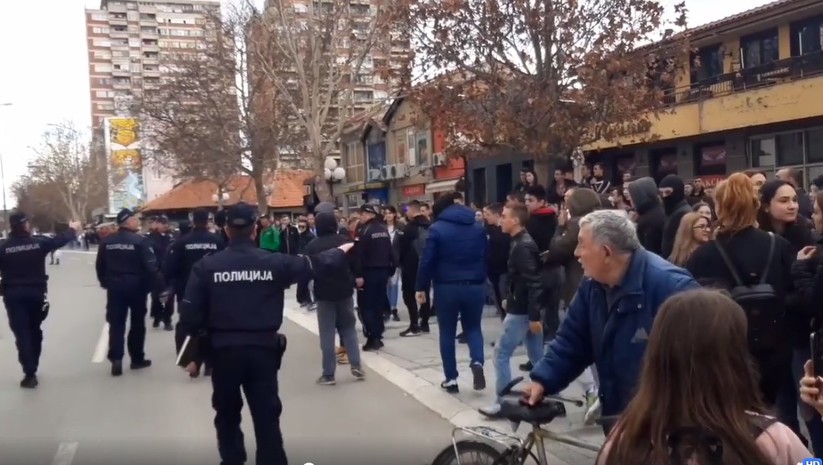 Лесковачки средњошколци напали полицију током протеста против измишљене параде поноса Лесковачки средњошколци напали полицију током протеста против измишљене параде поноса