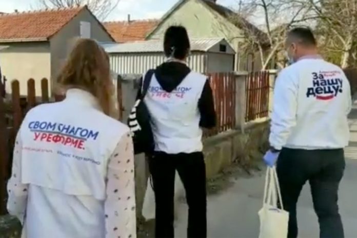 СКАНДАЛ! Волонтери СНС у Смедеревској Паланци од пензионера узимају 1.000 динара СКАНДАЛ! Волонтери СНС у Смедеревској Паланци од пензионера узимају 1.000 динара