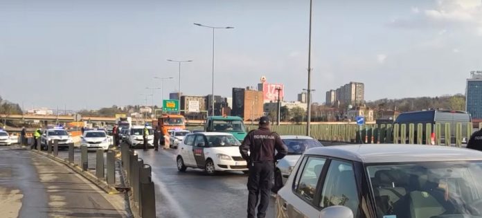 Београд: Полиција блокирала Газелу – пописују возаче (видео) Београд: Полиција блокирала Газелу – пописују возаче (видео)