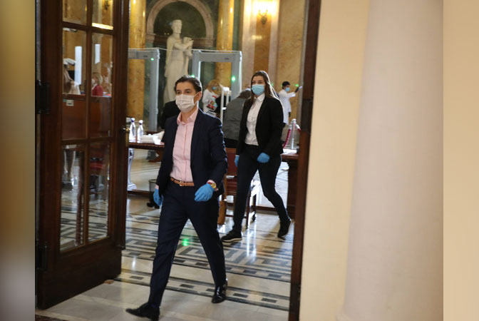 Да ти Брнабићка ипак мало боље прочиташ Устав, законе и друга акта која регулишу рад скупштине и владе? Да ти Брнабићка ипак мало боље прочиташ Устав, законе и друга акта која регулишу рад скупштине и владе?
