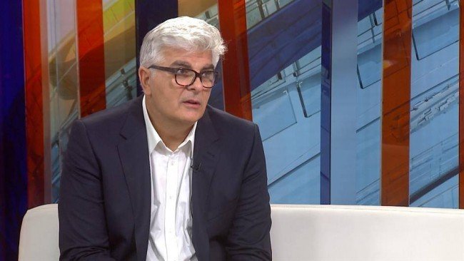 Сиромашнијим пензионерима од Београда по пакет са јафом и смокијем, а Kрлету и екипи 760.000 €. Сиромашнијим пензионерима од Београда по пакет са јафом и смокијем, а Kрлету и екипи 760.000 €.