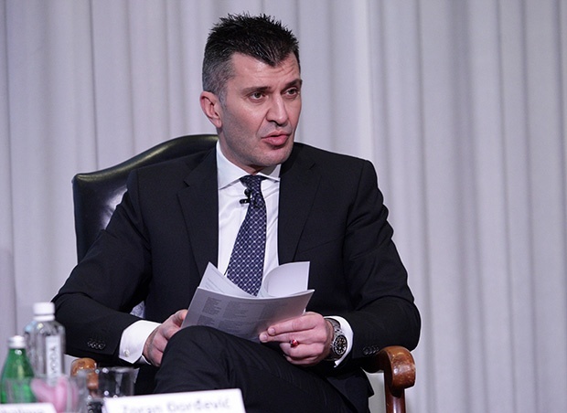 Ти неспособни гмазу још ниси дао оставку иако си директно одговоран за смрт више десетина људи?! Ти неспособни гмазу још ниси дао оставку иако си директно одговоран за смрт више десетина људи?!