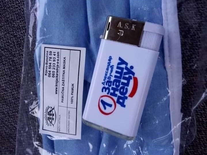 БЕДНО Уз заштитну маску деле грађанима и упаљаче „гласај за Вучића“ (фото) БЕДНО Уз заштитну маску деле грађанима и упаљаче „гласај за Вучића“ (фото)